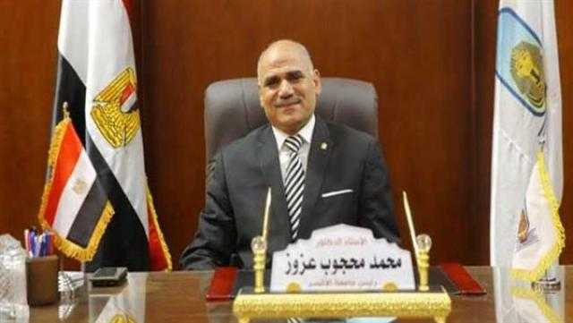 مهرجان الشعر العربي يكرم رئيس جامعة الأقصر