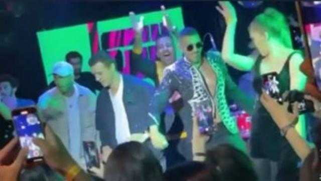 رغم قرار منعه.. أبو الروس يغني في عيد ميلاده