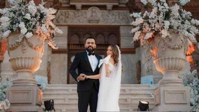 خالد عليش يغني لعروسته في حفل زفافهما بقصر البارون