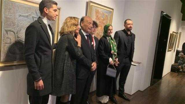 بالحجاب.. حلا شيحة وزوجها في معرض والدها