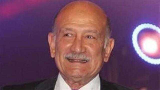 صورة أحمد خليل على صدر حفيده في مهرجان القاهرة الدولى