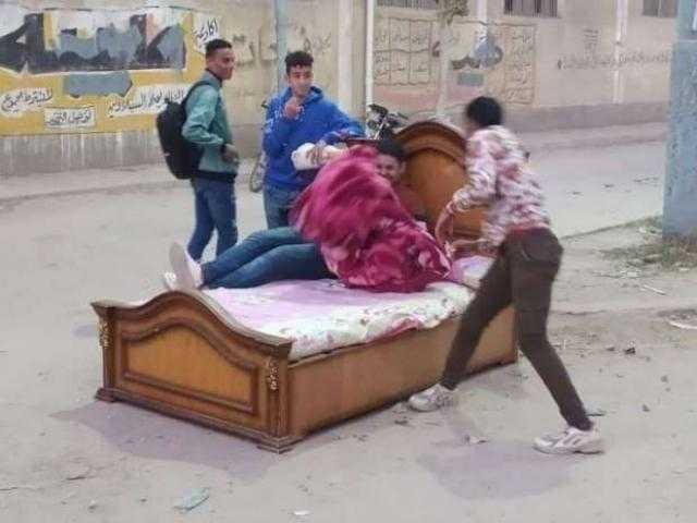 حبس شابين وضعا سريرا بالشارع لتصوير فيديو كليب على طريقة ”شمياء” ليوسف سوستة