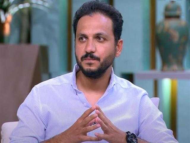 المخرج بيتر ميمي ينفعل أثناء تصوير مسلسله الجديد الجسر