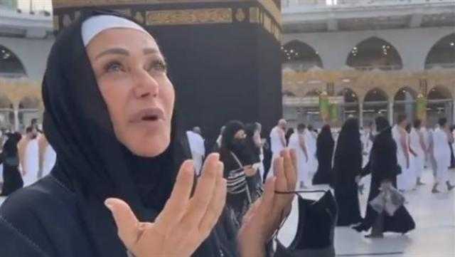 ليلى علوي تؤدي مناسك العمرة على هامش «مهرجان البحر الأحمر» بجدة