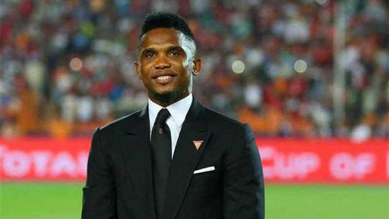 صامويل إيتو يصل الجزائر ويعلن الوقوف بجانبها في أمم أفريقيا للمحليين