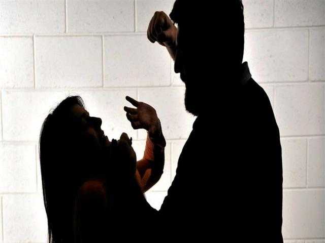 زوجة تحرر محضر ضد زوجها: ”صورني عريانة ومضاني على إيصالات أمانة عشان مصاريف الولادة”