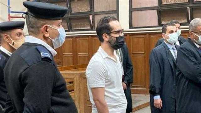 شادي خلف يظهر بملابس السجن ويدخن السجائر في القفص بالمحكمة