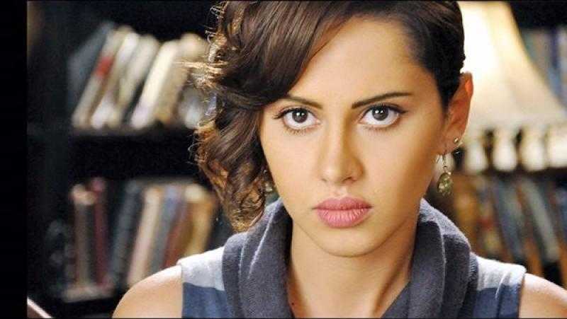 البرتقالي المكشوف يبرز أنوثة ياسمين رئيس