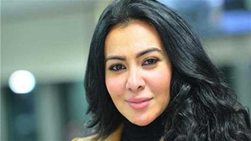 ميرهان حسين تطل بالأحمر الفاقع برفقة مفيدة شيحة