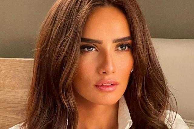 زينة تستعرض جمالها بأحدث إطلالة