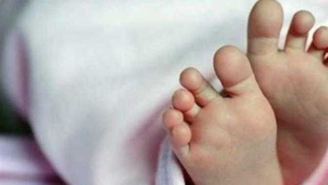 تفاصيل القبض على أم ألقت رضيعتها أمام عقار في الدقي