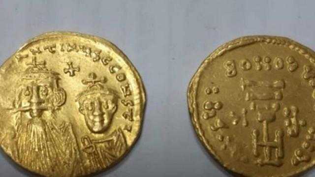 إحباط تهريب عملات معدنية أثرية وشمعدان من عصر الخديو إسماعيل