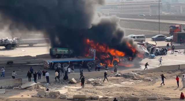 غلق نفق ”الأوسطي” عقب وقوع حادث تصادم واحتراق 11 سيارة.. صور