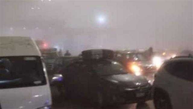 الشبورة تجبر قائدي السيارات على الوقوف في طريق مصر الإسماعيلية الصحراوي