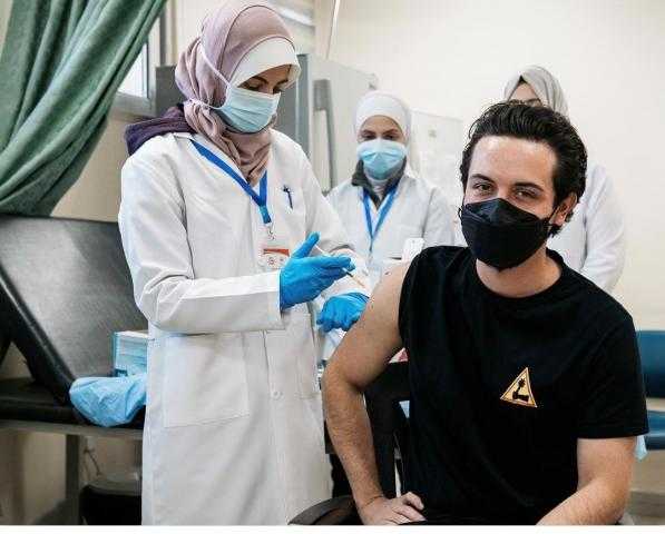 ولى العهد الأردنى يتلقى الجرعة المعززة من لقاح فيروس كورونا