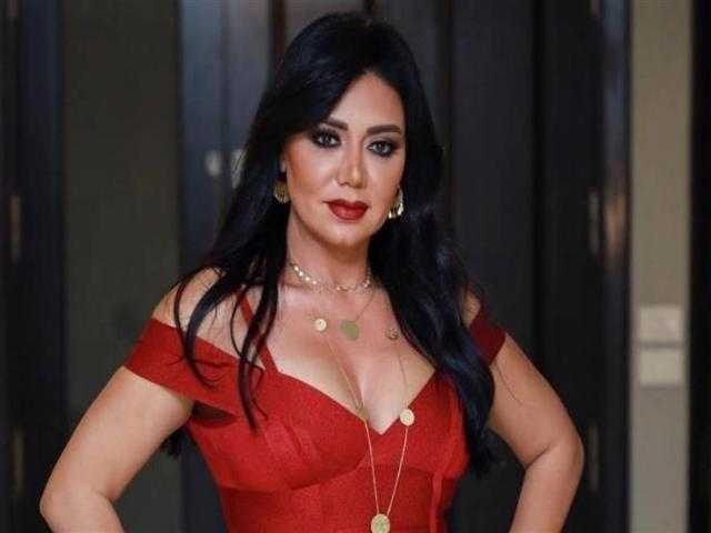 رانيا يوسف: ”الطبيعي الناس تلبس مايوه في الصيف مش حاجة طويلة”