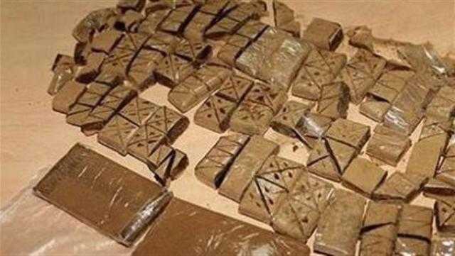 النيابة تأمر بحبس شخصين لاتهامهما بالاتجار في المخدرات بالسلام