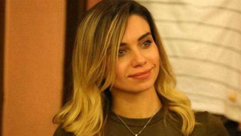 نور قدري تسير على خطى عارضات الأزياء العالميات بالبرتقالي الشفاف