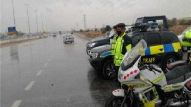 المرور توجه 10 نصائح مهمة للقيادة الآمنة على الطرق أثناء الطقس السيئ