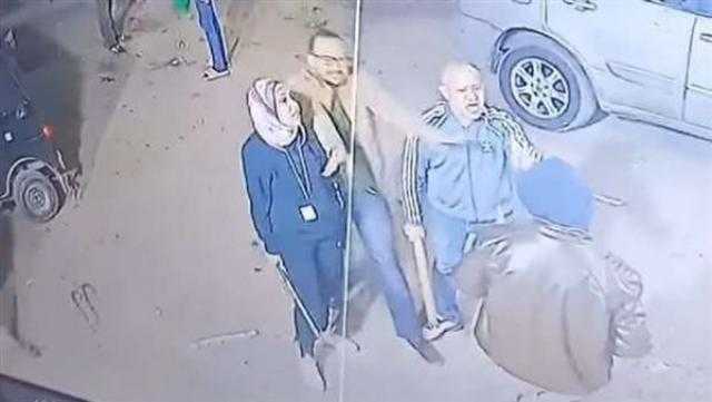 التحقيق مع سيدة ظهرت في مقطع فيديو تعتدى بـ«سنجة» على صاحب محل