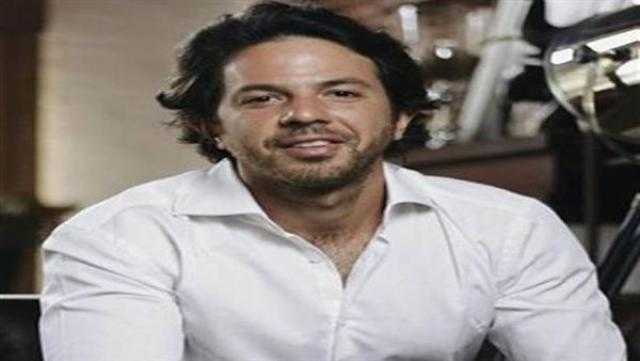 الفنان عمر الشناوي يتعرض لموقف محرج بسبب معجبة في المول
