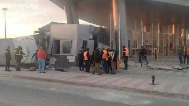 سيارة نقل تطيح بكارتة على الطريق الدائري الأوسطي