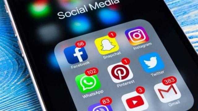 هل يسبب تصفح مواقع التواصل قبل النوم الاكتئاب؟.. طبيب نفسي يجيب