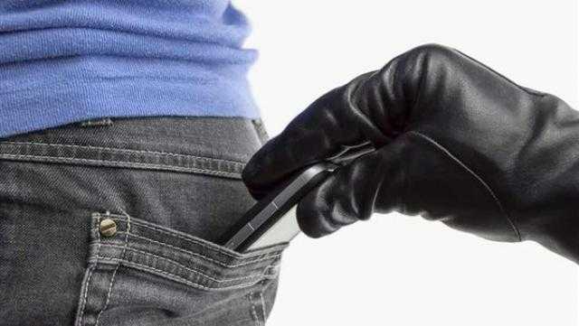 ضبط لص سرق 34 هاتف محمول عن طريق الخطف في القاهرة