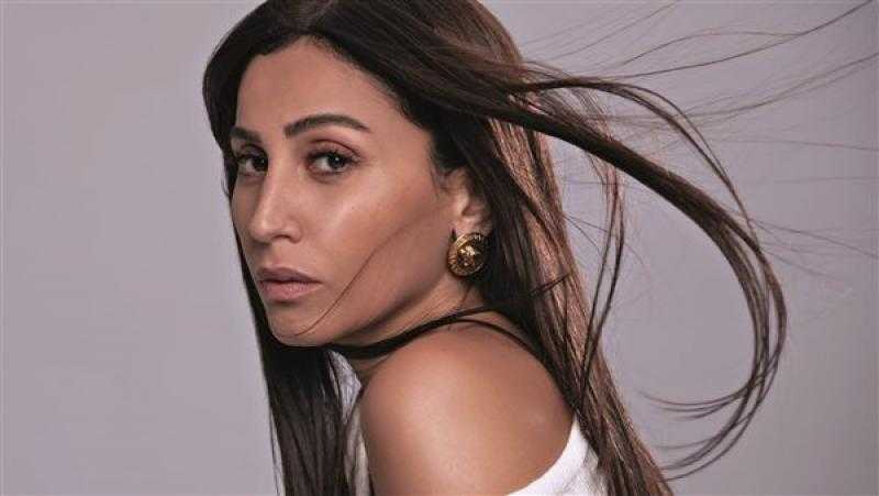 دينا الشربيني بالكاجوال فى عرض البحر