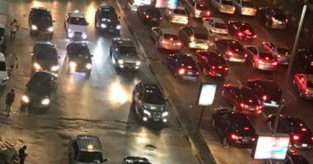 زحام مرورى بعد وقوع حادث تصادم بين سيارتى نقل بطريق أسيوط الغربى
