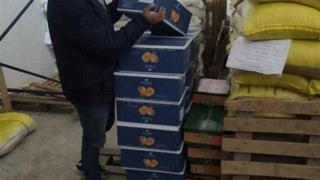 ضبط ١٠ أطنان مواد غذائية داخل مخزن في البحيرة
