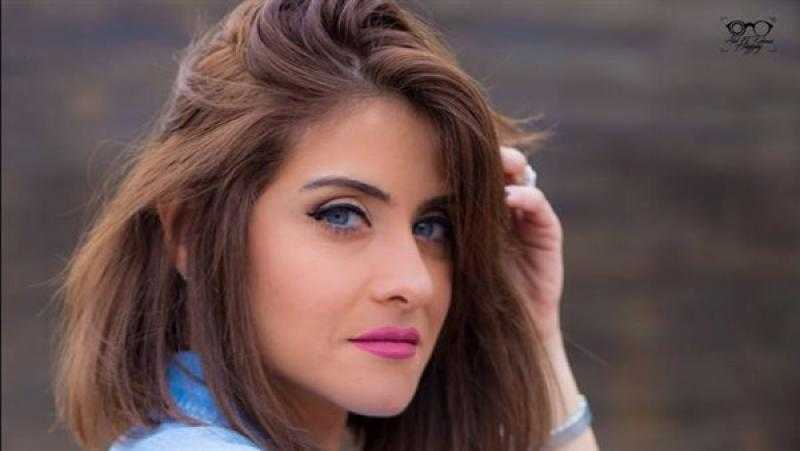 هيدي كرم تبرز أناقتها بإطلالة شبابية