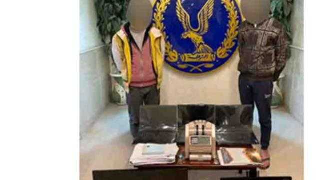 القبض على شخصين سرقا محتويات شركة بالتجمع الخامس
