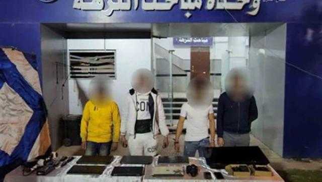 القبض على تشكيل عصابي لسرقة المحلات في النزهة