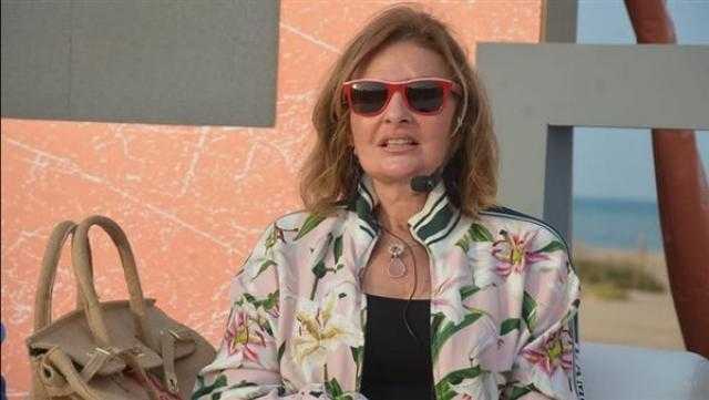 يسرا تروج لشخصية «ديدي هانم» في «أحلام سعيدة» بقبعة ضخمة