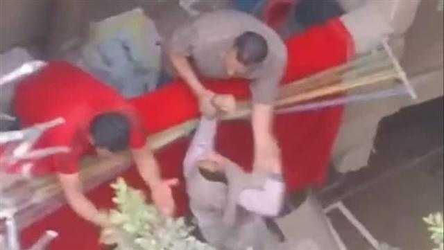 الداخلية تكشف تفاصيل فيديو «فتاة البلكونة»: والدها حاول إنقاذها