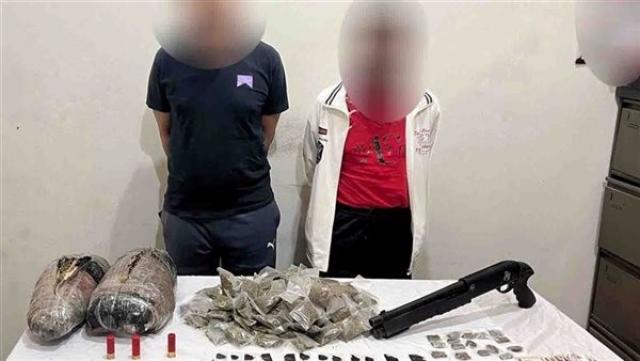 القبض على متهمين بحوزتهما سلاح ومواد مخدرة في أسوان