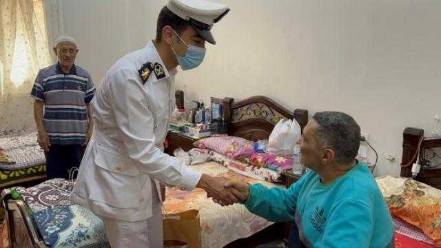 الداخلية تهدي الكعك والهدايا لنزلاء دور رعاية المسنين والمستشفيات بمناسبة عيد الفطر