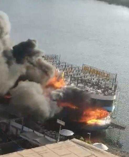 السيطرة على حريق مركب بحري في رشيد بسبب ماس كهربائي