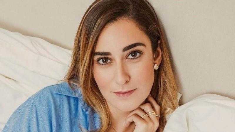أمينة خليل تبرز أناقتها بالأوف شولدر