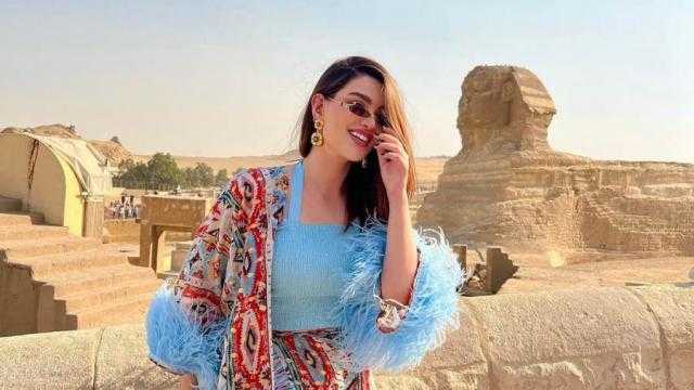 الفنان الكويتية روان بن حسين من أمام الأهرامات: ”بطمنكم أبو الهول كويس وبيسلم عليكم”
