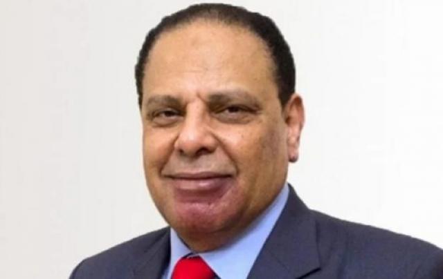 بلاغ للقبض على الروائي علاء الأسواني لنشر اخبار كاذبة