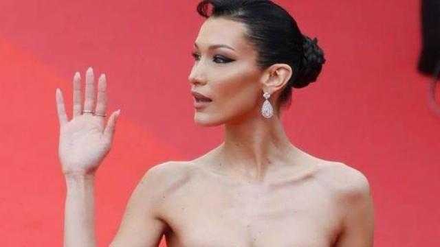 بإطلالة سوداء.. بيلا حديد تخطف الأنظار في مهرجان كان