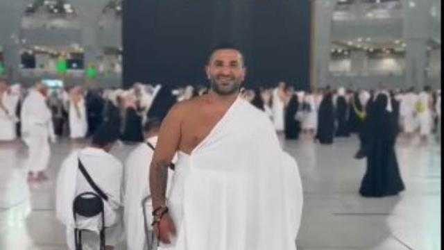بالوشم.. أحمد سعد يؤدي مناسك الحج والجمهور: ازاي رايح باللي في ايدك ده؟