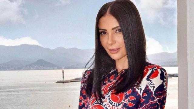 بفستان فوق الركبة.. منى زكي تتألق في أحدث ظهور لها