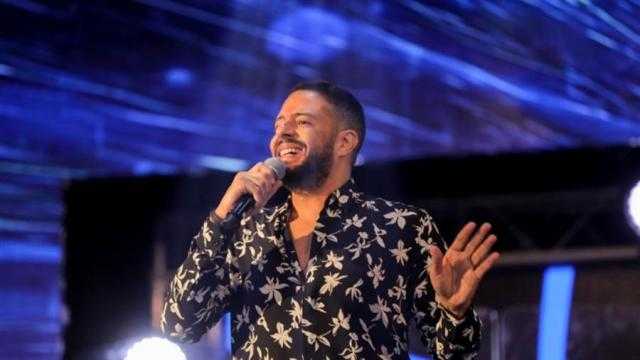 ”أهداهم أحدث أغانيه وتوقف بسبب معجبة”.. لقطات من حفل محمد حماقي بالكويت