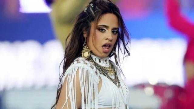 بملابس مثيرة.. كاميلا كابيلو تُحيي حفل في نهائي دوري أبطال أوروبا