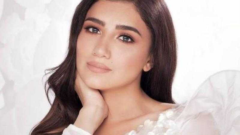 مي عمر تبرز جمالها بالأسود في مهرجان القاهرة السينمائي..صور