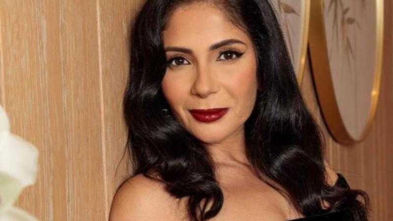 فستان قصير.. منى زكي تتألق في إطلالة جذابة وأنيقة.. شاهد