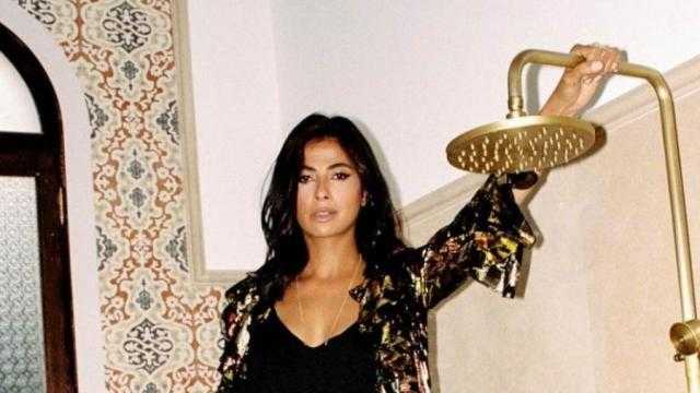 في البانيو.. أحدث ظهور لـ روبي بجلسة تصوير غريبة